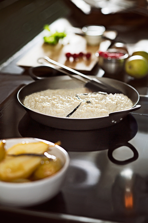 Сковорода сервірувальна, металева з литими ручками 24 см Rosle