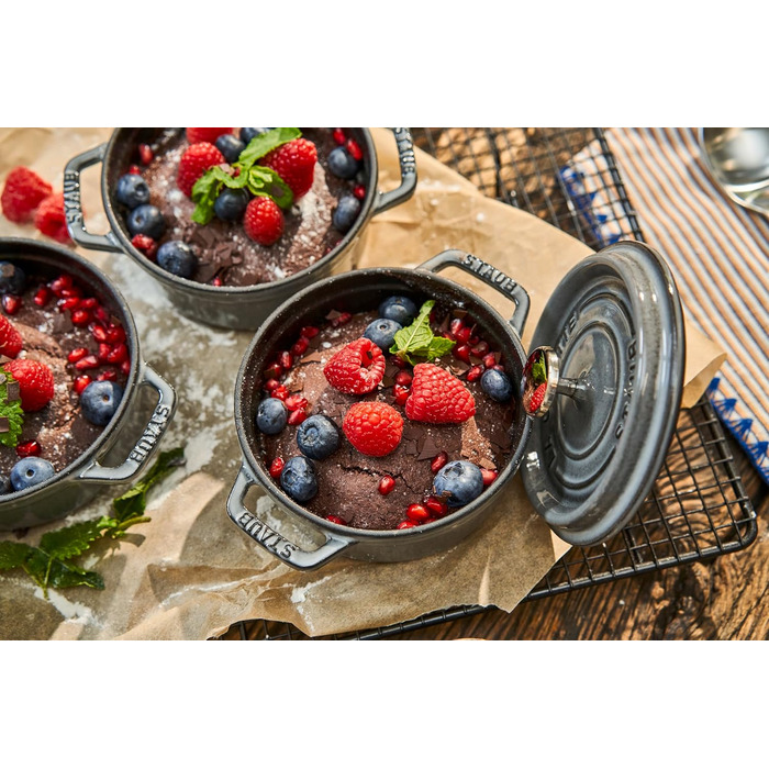 Чавунна жаровня/кокотниця STAUB, кругла, 8,35 л, функція Ароматичний дощ для оптимального зволоження, для всіх типів плит, в т.ч. індукційних та духових, (графітовий сірий, 12 см)