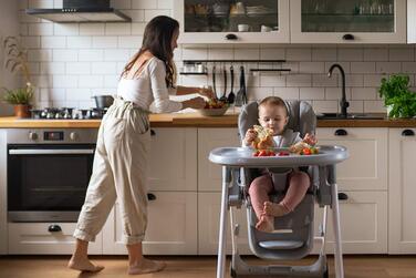 Дитячий стільчик для годування з 4 колесами та функцією гальма від 6 місяців Momi