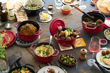 Чавунна жаровня/кокотниця STAUB, кругла, 8,35 л, функція Ароматичний дощ для оптимального зволоження, для всіх типів варильних поверхонь, включаючи індукційні та духові шафи, (вишнево-червона, 18 см)