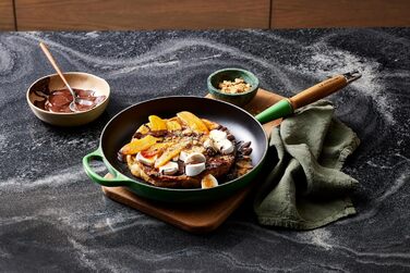 Сковорода чавунна 28 см з дерев'яною ручкою, зелений Signature Le Creuset