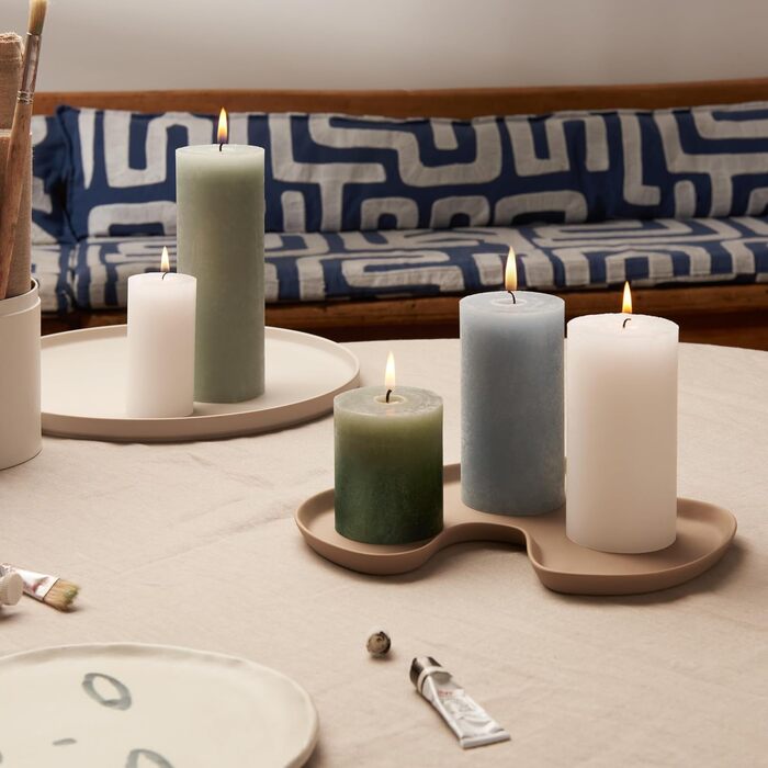 Свічки Bolsius Rustic Pillar - Оливково-зелені - Набір з 4 шт. - Декоративні побутові свічки - Час горіння 60 годин - Без запаху - Натуральний рослинний віск - Без пальмової олії - Оливково-зелені (13 x 7 см, Білі)