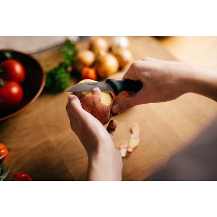 Ніж для овочів Fiskars Essential 7 см (1065580)