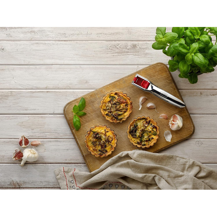 Практичний прес для великих зубчиків часнику, також з лушпинням. Включає інструмент для чищення (прес для часнику Easy Press, одинарний), 12150 Susi 3