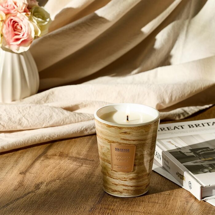 Велика ароматична свічка M&SENSE Чорні ароматичні свічки у склянці Ароматизована свічка з натурального соєвого воску Розслаблююча ароматерапія Подарунок для жінок та чоловіків, Різдво Час горіння 75 годин та 2 ґноти (тютюн-ваніль, 400 г)