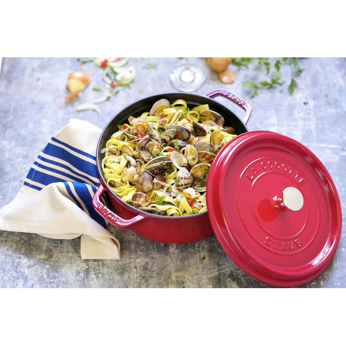 Чавунна каструля/кокотниця STAUB, кругла, 8,35 л, функція Ароматичний дощ для оптимального зволоження, для всіх типів варильних поверхонь, включаючи індукційні та духові шафи, (вишнево-червона, 24 см)