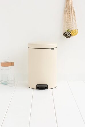 Сміттєвий бак з педаллю 20 л безшумний мигдальний NewIcon Brabantia