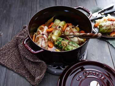 Чавунна жаровня/кокотниця STAUB, кругла 8,35 л, функція Ароматичний дощ для оптимального зволоження, для всіх типів варильних поверхонь, включаючи індукційні та духові шафи, (Гренадін, 26 см)