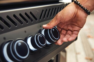 Газовый гриль Napoleon Phantom Rogue SE 425, c задней и боковой Sizzle Zone конфорками, черный мат RSE425RSIBPK-1-PHM Код: 011760