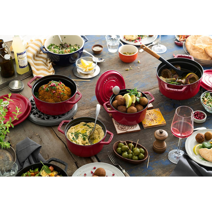 Чавунна жаровня/кокотниця STAUB, кругла, 8,35 л, функція Ароматичний дощ для оптимального зволоження, для всіх типів варильних поверхонь, включаючи індукційні та духові шафи, (вишнево-червона, 18 см)