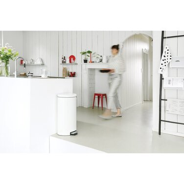 Сміттєвий бак з педаллю 30 л безшумний білий Flatback + Brabantia