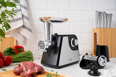 ARDESTO М'ясорубка, 1700Вт, продук.-1.6кг/хв, 2 решітки + для ковб., кеббе, насадка для томатів, пластик+метал, чорно-сріблястий