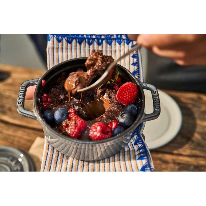 Чавунна жаровня/кокотниця STAUB, кругла, 8,35 л, функція Ароматичний дощ для оптимального зволоження, для всіх типів плит, в т.ч. індукційних та духових, (графітовий сірий, 12 см)