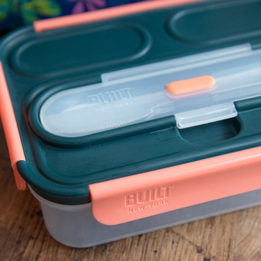 Ланч-бокс Built Tropic зі столовими приладами, тризонний, 23,5 х 17 см, 1050 мл