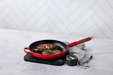 Сковорода чугунная 26 см с деревянной ручкой, вишнево-красный Signature Le Creuset