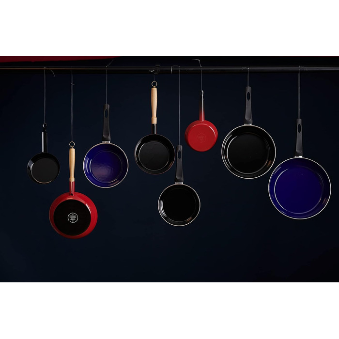 Сковорода дроворуба 30, CLASSIC - ЧОРНА ЕМАЛЬ, діаметр 30 см, висота 14,2 см, емаль, чорна, з дерев'яною ручкою і кільцем для підвішування, індукційна, 0561-022