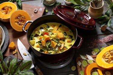 Чавунна жаровня/кокотниця STAUB, кругла 8,35 л, функція Ароматичний дощ для оптимального зволоження, для всіх типів варильних поверхонь, включаючи індукційні та духові шафи, (Гренадін, 26 см)