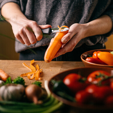 Нож для чистки (овочечистка) Fiskars Essential 6 см (1065585)