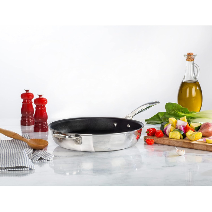 Сковорода 28 см з антипригарним покриттям 3-ply Plus Le Creuset