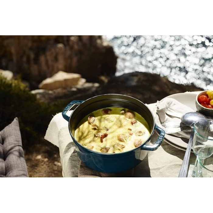 Чавунна жаровня/кокотниця STAUB, кругла 8,35 л, функція Ароматичний дощ для оптимального зволоження, для всіх типів варильних поверхонь, включаючи індукційні та духові шафи, (La Mer, 24 см)