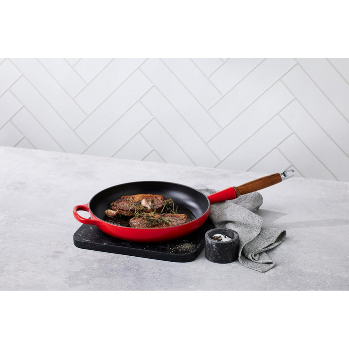 Сковорода чугунная 26 см с деревянной ручкой, вишнево-красный Signature Le Creuset