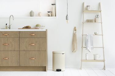 Сміттєвий бак з педаллю 20 л безшумний мигдальний NewIcon Brabantia