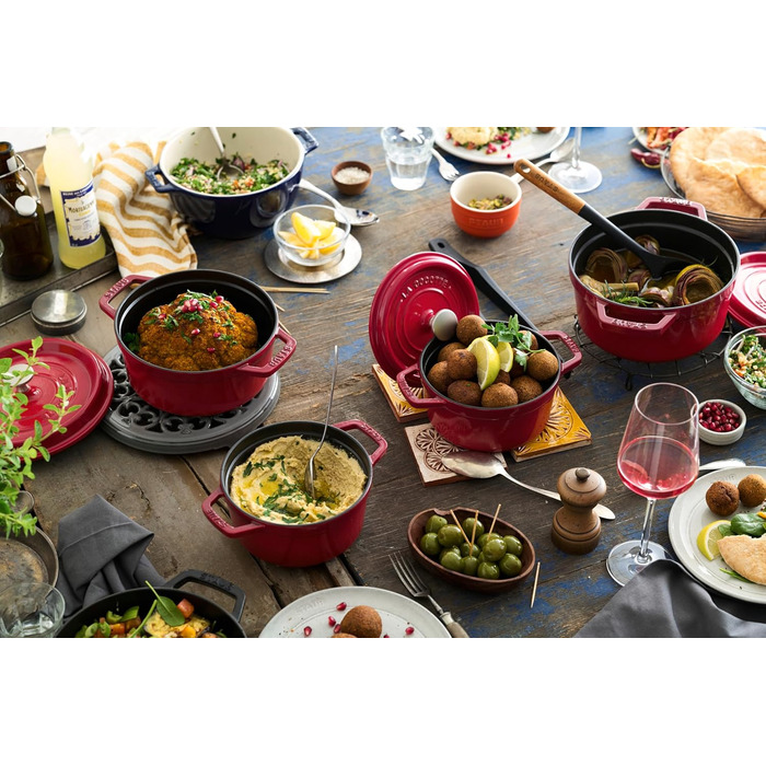 Чавунна жаровня/кокотниця STAUB, кругла, 8,35 л, функція Ароматичний дощ для оптимального зволоження, для всіх типів варильних поверхонь, включаючи індукційні та духові шафи, (вишнево-червона, 22 см)