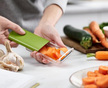 Овочечистка з відсіком для очисток Зелена PeelStore