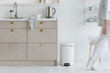 Сміттєвий бак з педаллю 20 л безшумний мінерально-білий NewIcon Brabantia