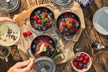 Чавунна жаровня/кокотниця STAUB, кругла, 8,35 л, функція Ароматичний дощ для оптимального зволоження, для всіх типів плит, в т.ч. індукційних та духових, (графітовий сірий, 12 см)