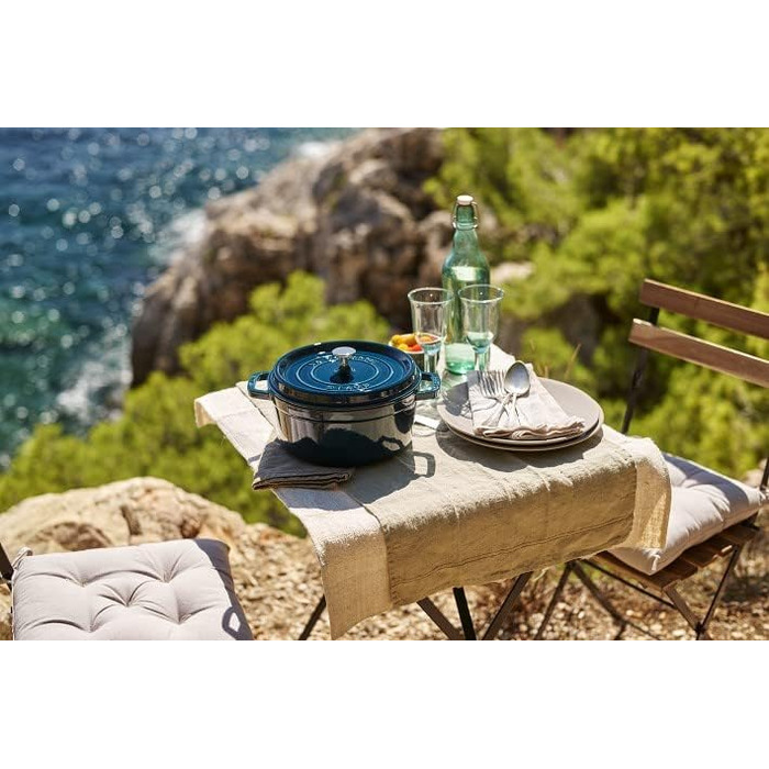 Чавунна жаровня/кокотниця STAUB, кругла 8,35 л, функція Ароматичний дощ для оптимального зволоження, для всіх типів варильних поверхонь, включаючи індукційні та духові шафи, (La Mer, 24 см)