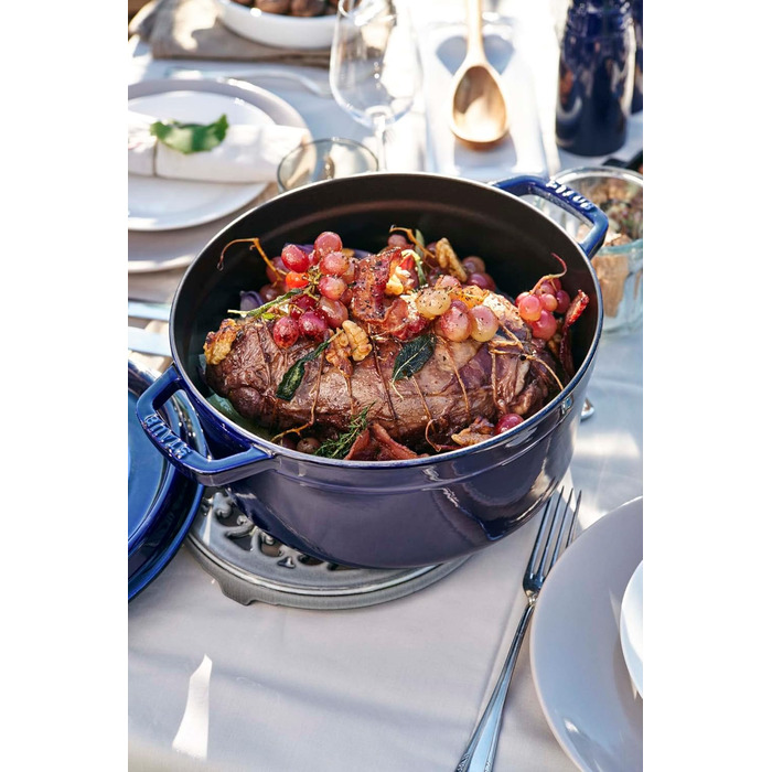 Чавунна каструля/кокотниця STAUB, кругла, 8,35 л, функція Ароматичний дощ для оптимального зволоження, для всіх типів варильних поверхонь, включаючи індукційні та духові шафи, (темно-синя, 28 см)