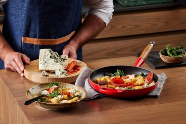 Сковорода чугунная 26 см с деревянной ручкой, вишнево-красный Signature Le Creuset