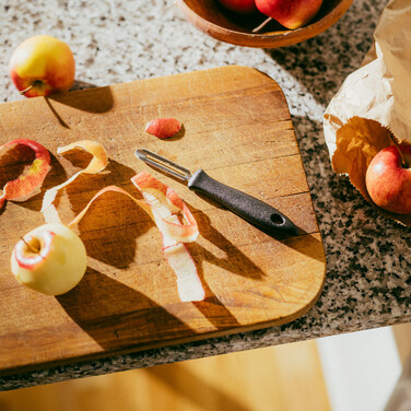 Нож для чистки с подвижным лезвием Fiskars Essential 6 см (1023787)