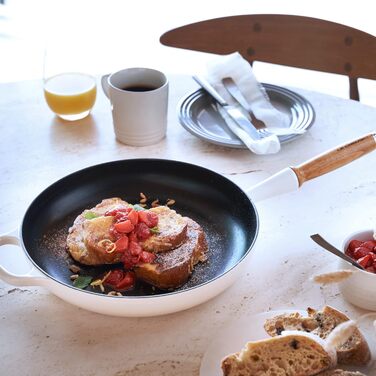 Сковорода чавунна 28 см з дерев'яною ручкою, кремовий Signature Le Creuset