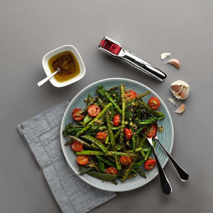 Практичний прес для великих зубчиків часнику, також з лушпинням. Включає інструмент для чищення (прес для часнику Easy Press, одинарний), 12150 Susi 3