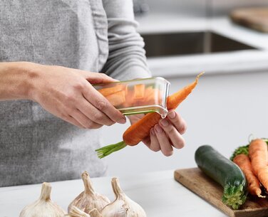 Овочечистка з відсіком для очисток Зелена PeelStore