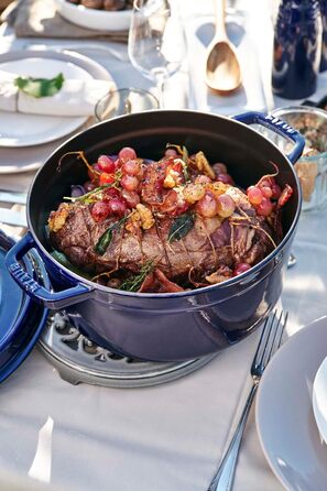 Чавунна каструля/кокотниця STAUB, кругла, 8,35 л, функція Ароматичний дощ для оптимального зволоження, для всіх типів варильних поверхонь, включаючи індукційні та духові шафи, (темно-синя, 28 см)