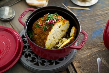 Чавунна жаровня/кокотниця STAUB, кругла, 8,35 л, функція Ароматичний дощ для оптимального зволоження, для всіх типів варильних поверхонь, включаючи індукційні та духові шафи, (вишнево-червона, 18 см)