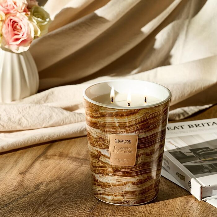 Велика ароматична свічка M&SENSE Чорні ароматичні свічки у склянці Ароматизована свічка з натурального соєвого воску Розслаблююча ароматерапія Подарунок для жінок та чоловіків, Різдво 75 годин горіння та 2 гніти (гаряча карамель еспресо, 990 г)