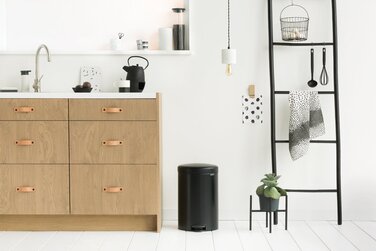 Сміттєвий бак з педаллю 20 л безшумний чорний матовий NewIcon Brabantia