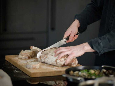 Нож для хлеба Fiskars Royal 23 см (1016470)