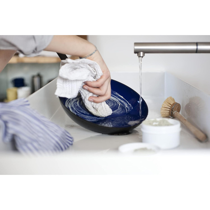 Сковорода емальована, діаметр 24 см, висота 5,6 см, синя з чорною пластиковою ручкою Riess