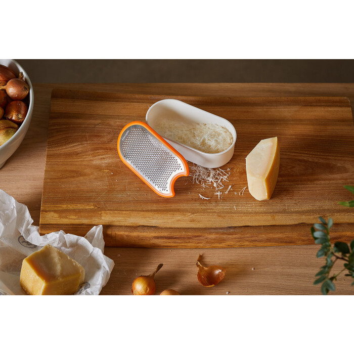 Терка с контейнером белая Fiskars Functional Form (1019530)