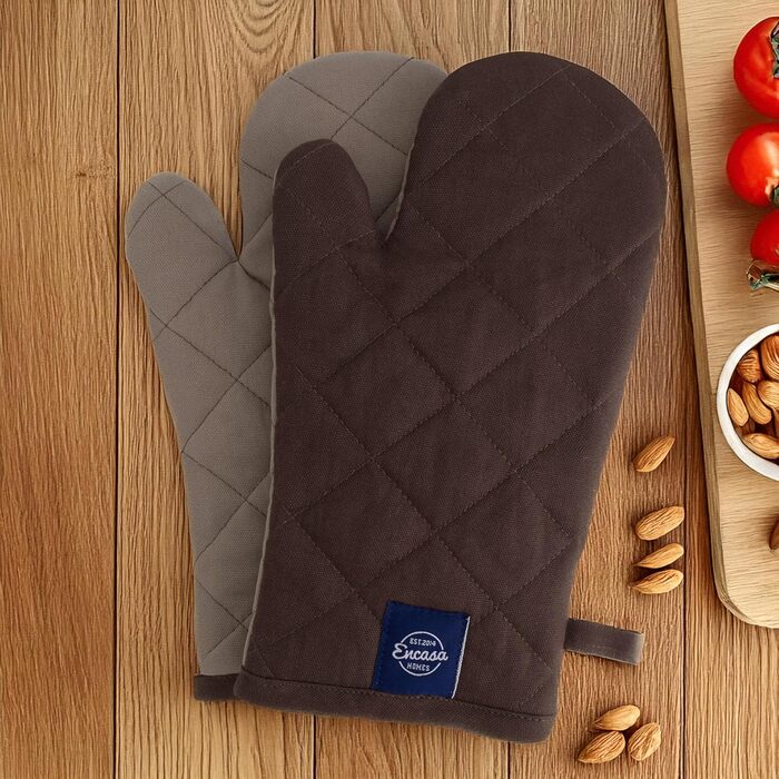 Рукавички Encasa Homes Extra Long для духовки та мікрохвильової печі (2 шт.) для використання на кухні - Силіконові, сріблясті, термостійкі - Захищають руки від гарячого обладнання - (12 x 6,6 дюйма, темно-сірий та бежевий)