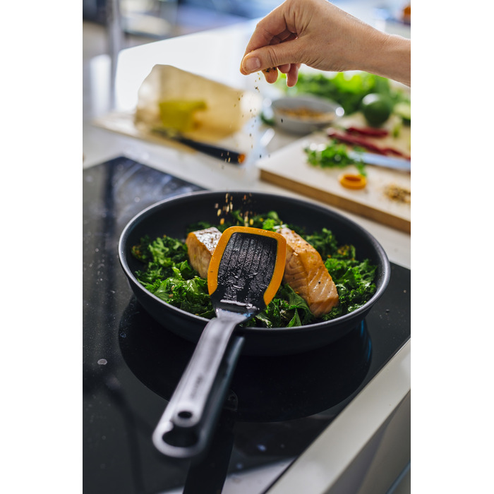 Fiskars Лопатка кухонна Functional Form, 37.3см, пластик, силікон, чорний