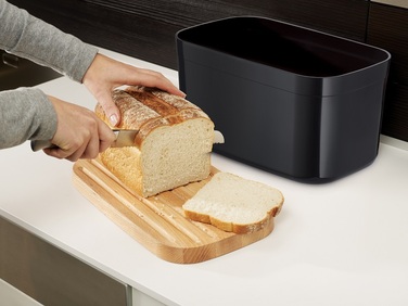 Хлібниця пластикова з обробною дошкою з бамбука чорна Bread Bin Joseph Joseph