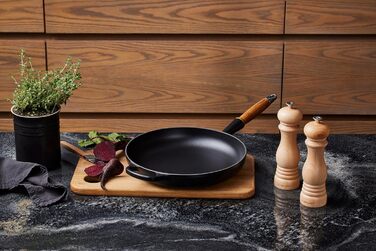 Сковорода чавунна 26 см з дерев'яною ручкою, полум'яно-червоний Signature Le Creuset