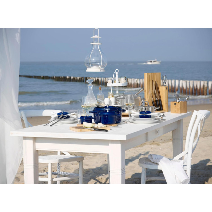 Кастрюля чугунная круглая 30 см с крышкой, темно-синяя Staub