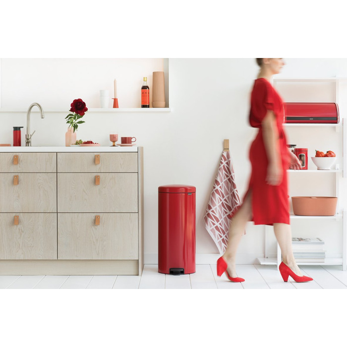 Сміттєвий бак з педаллю 30 л безшумний червоний NewIcon Brabantia